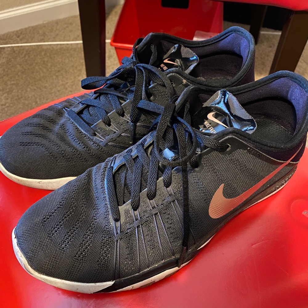Nike Women's Free TR 6 'Black Red Bronze' Running Shoe